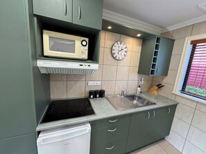 Réfrigérateur, micro-ondes, plaque de cuisson