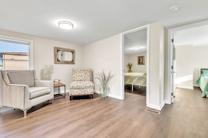 4 bedrooms, iron/ironing board, WiFi, bed sheets