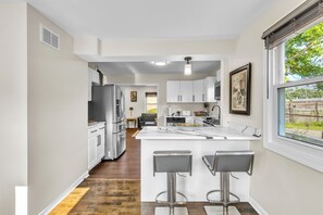 Micro-ondes, four, plaque de cuisson, lave-vaisselle