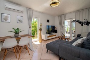 TV - Villa Naturia by Istrabook (Pula)