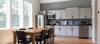 New Skye Ridge lodge Carriage house w AC and hot tub in charming Killington VT