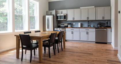 New Skye Ridge lodge Carriage house w AC and hot tub in charming Killington VT