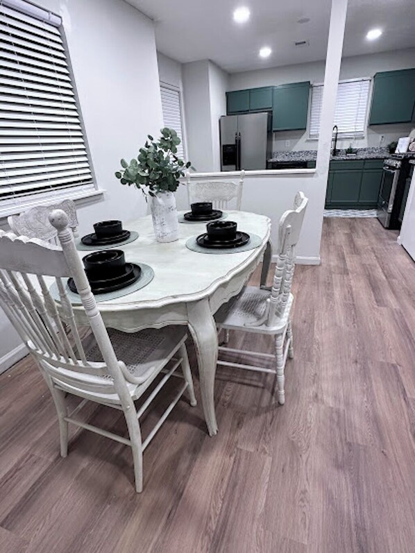 Dining - Retreat at Stone Mountain – Cozy 3BR Near Trails, MARTA & Downtown (Stone Mountain)