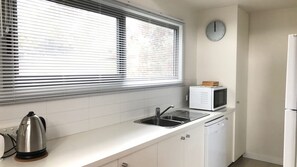 Kylskåp, mikrovågsugn, ugn och spishäll