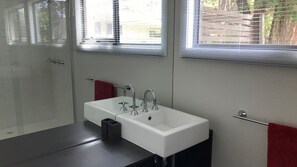 Douche, sèche-cheveux
