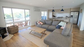 Fernseher, Kamin, DVD-Player