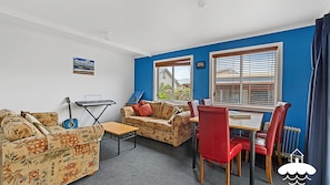 TV, fireplace - 14 Sunshine Rise Stay 3 Pay 2 Winter Special (Sandy Point)
