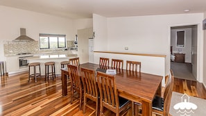 Dining - 37 Oceanview Pde  Stay 3 Pay 2 Winter Special (Sandy Point)