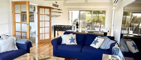 Televisie, een dvd-speler, tafelvoetbal en boeken