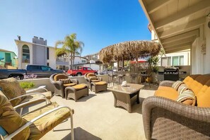 Terrace/patio - Tiki Hut escape in Newport steps to the Sand (Newport Beach)