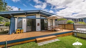 Outdoor dining - Dune Cottage - Stay 5 Nights PAY 4 - Jan 1-22 (Sandy Point)