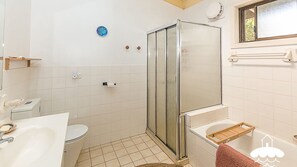 Shower, hair dryer - Dune Cottage - Stay 5 Nights PAY 4 - Jan 1-22 (Sandy Point)