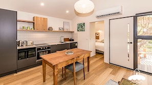 Réfrigérateur, four à micro-ondes, un four, surface de cuisson
