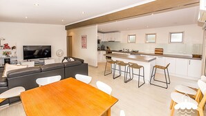 Un appartement moderne comprenant un salon, un coin repas et une cuisine.