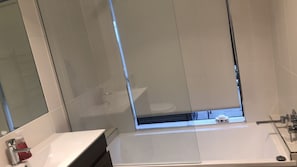 Douche, sĂšche-cheveux, serviettes fournies