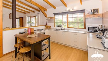 Een koelkast, een magnetron, een oven, een kookplaat