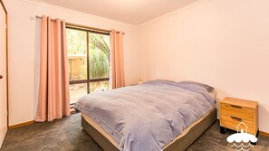3 bedrooms, desk, iron/ironing board, WiFi - Stay on Callaway  Stay 3 Pay 2 Winter Special (Leongatha)