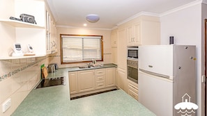 Fridge, microwave, oven, stovetop - Stay on Callaway  Stay 3 Pay 2 Winter Special (Leongatha)
