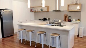 Frigorífico, microondas, horno y placa de cocina