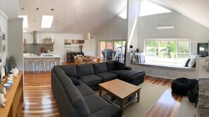 TV, fireplace, DVD player, books - The Sands (Sandy Point)