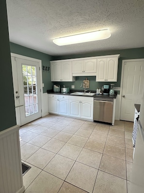 Fridge, microwave, oven, stovetop - Coastal Comfort on Wilmington Island – Minutes to Beach & Downtown (Savannah)