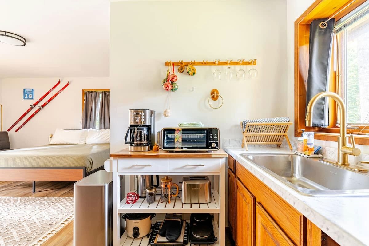 Mikroaaltouuni, astianpesukone, leivänpaahdin