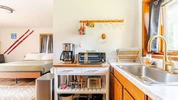 Mikroaaltouuni, astianpesukone, leivänpaahdin