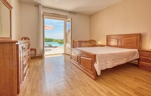 4 bedrooms, iron/ironing board, travel cot, free WiFi