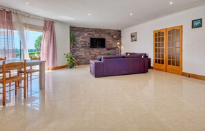 Smart TV, ping pong, stereo