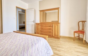 4 bedrooms, iron/ironing board, travel cot, free WiFi