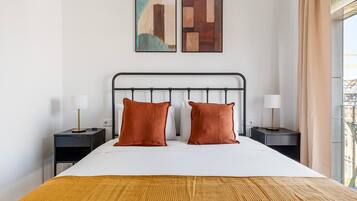 Een strijkplank/strijkijzer, wifi, beddengoed