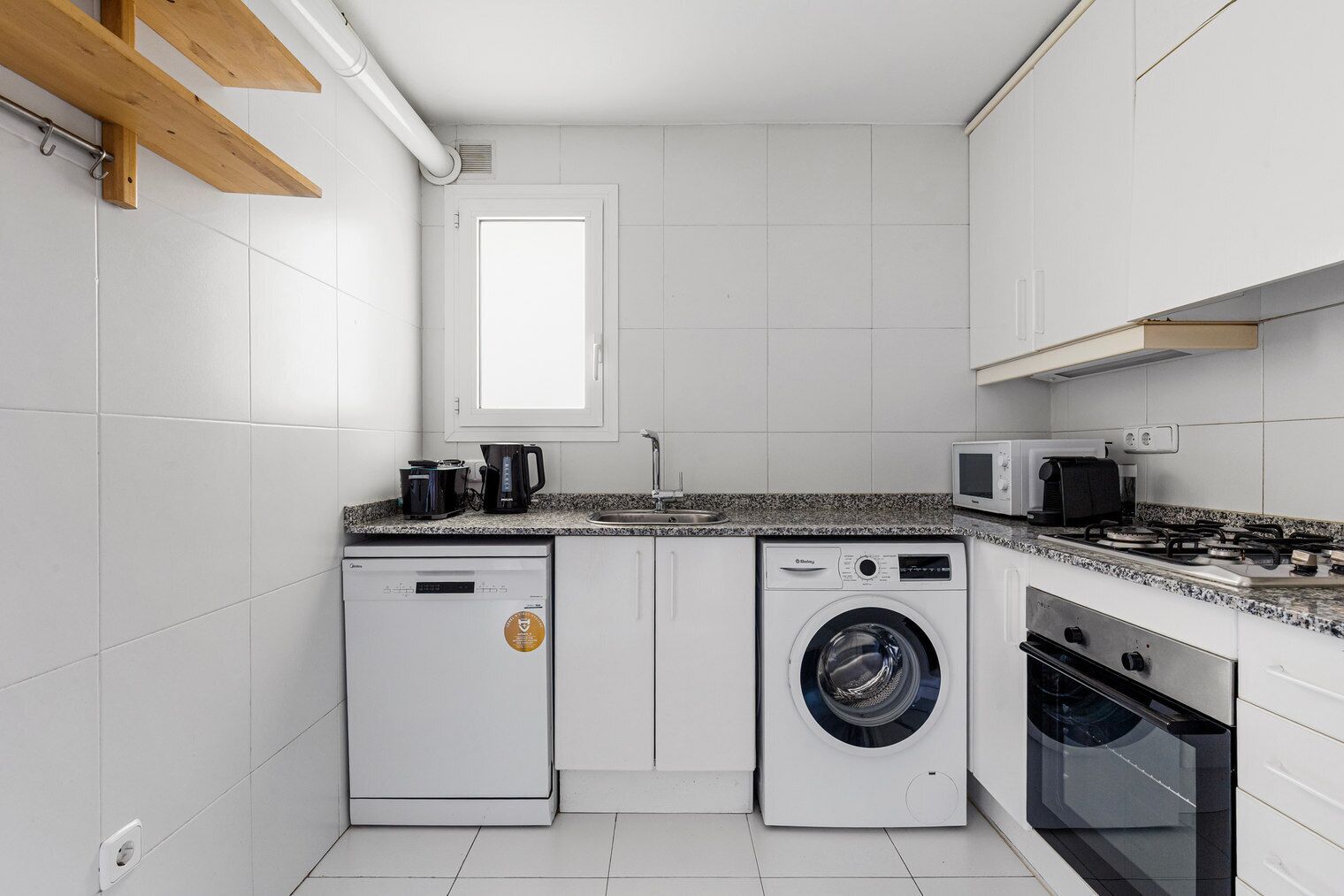 Een koelkast, een magnetron, een oven, een kookplaat