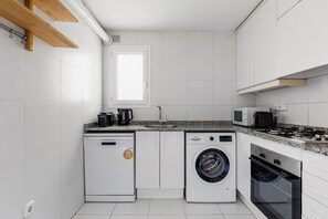 Een koelkast, een magnetron, een oven, een kookplaat