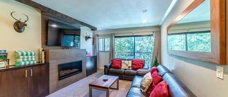 Una Smart TV, una chimenea