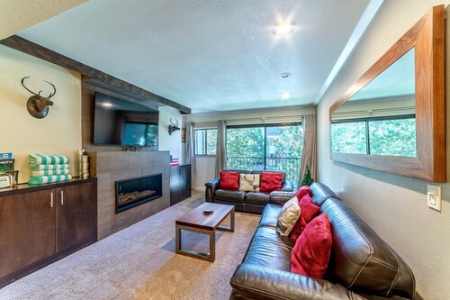 Quaint 1B/1BA Canyon Lodge Condo: Jacuzzi & More!