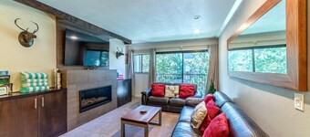 Quaint 1B/1BA Canyon Lodge Condo: Jacuzzi & More!