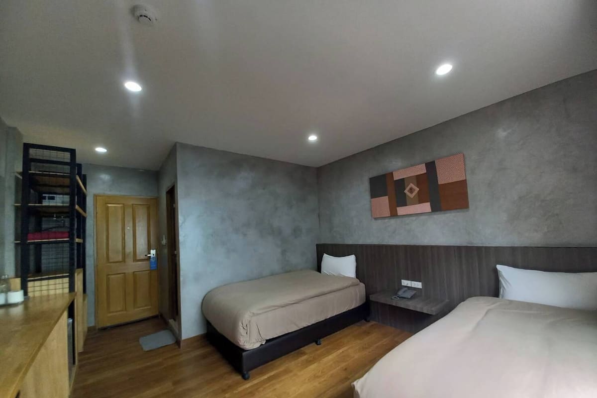 Standard Twin Room | Desk, blackout drapes, free WiFi, bed sheets