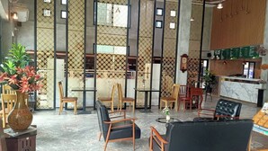 A spacious lobby with high ceilings, a reception desk, and seating areas. - Mapeak Hotel (Chiang Mai)