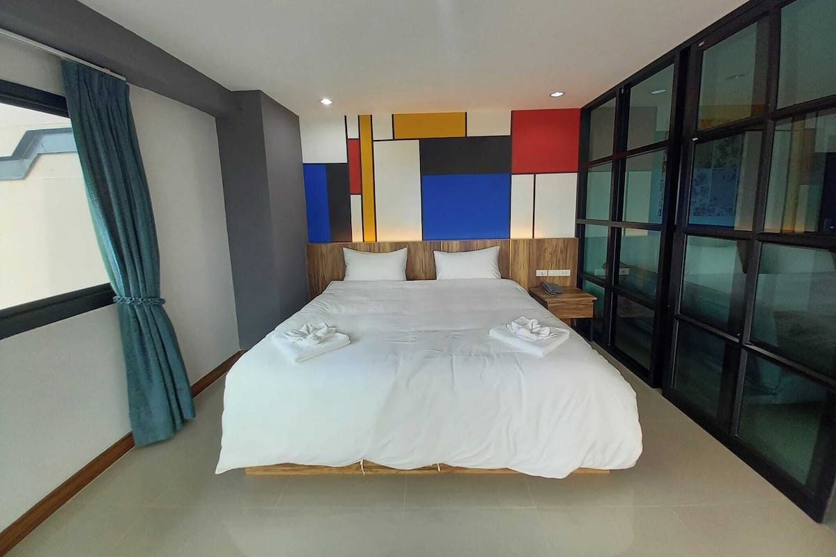 Suite | Desk, blackout drapes, free WiFi, bed sheets