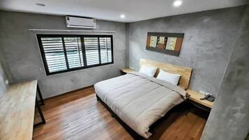 Escritorio, cortinas blackout, wifi gratis y ropa de cama