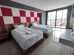 Suite Twin Room | Desk, blackout curtains, free WiFi, bed sheets - Mapeak Hotel (Chiang Mai)