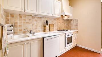 Frigorifero, forno, piano cottura, lavastoviglie