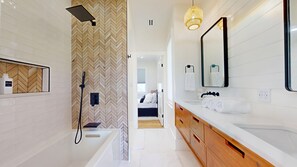 Dusche, Whirlpool, Haartrockner, Bidet