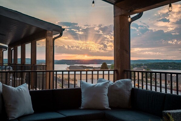 Property grounds - Poolside Lake Retreat-Luxury 7BR Lodge w/ Hot Tub, Game Room & Lake View (Hollister)