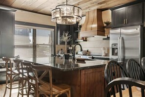 Fridge, microwave, oven, stovetop - Sleeps 21 - Heated Pool - Hot Tub - Mountain Views (Sevierville)