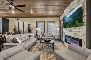 TV, fireplace, video games, books - Sleeps 21 - Heated Pool - Hot Tub - Mountain Views (Sevierville)