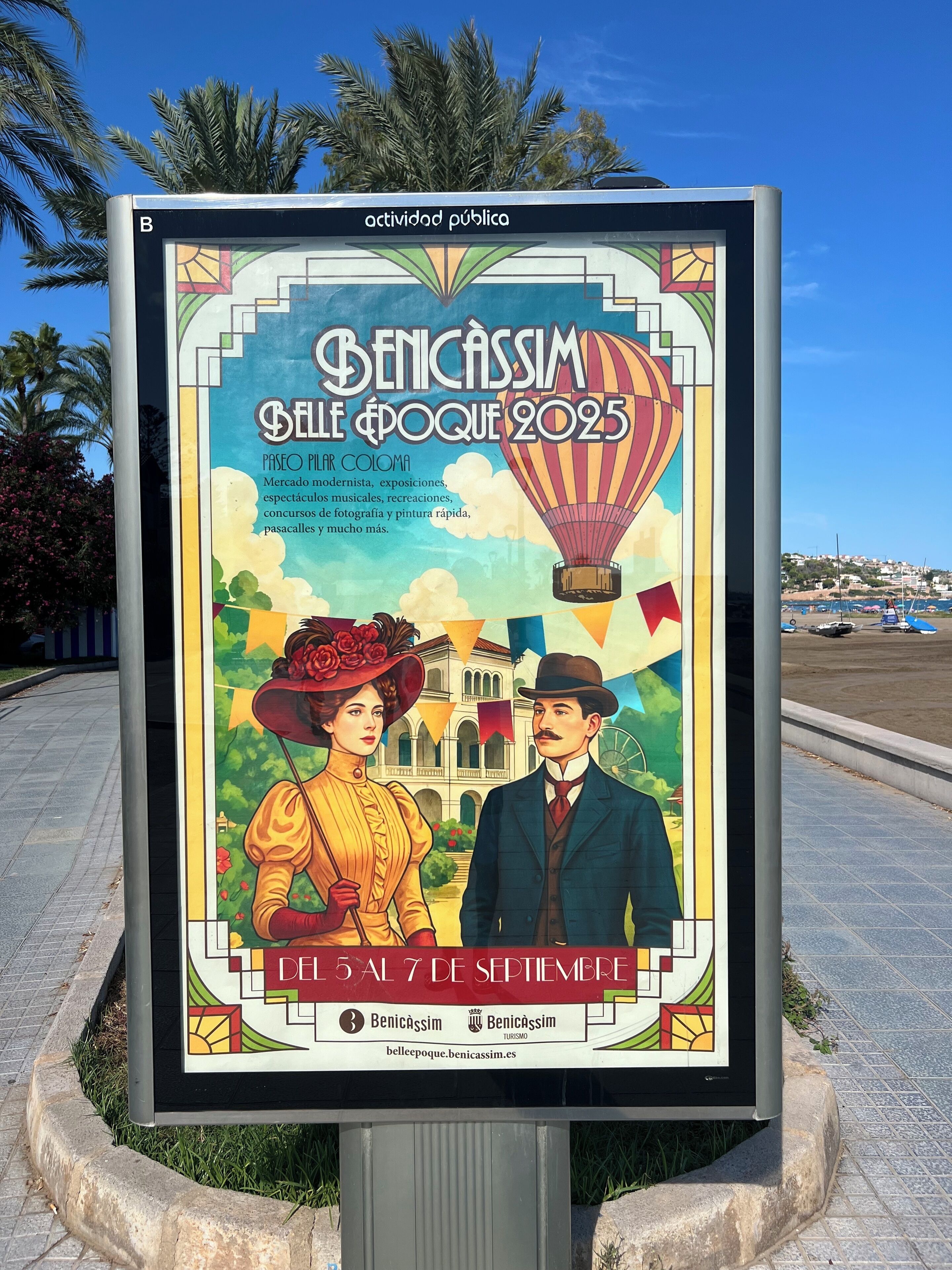 Cartel publicitario de Benicassim Belle Epoque 2025 que muestra un globo aerostático, un hombre y una mujer con vestimenta de la época, y las fechas del 5 al 7 de septiembre.
