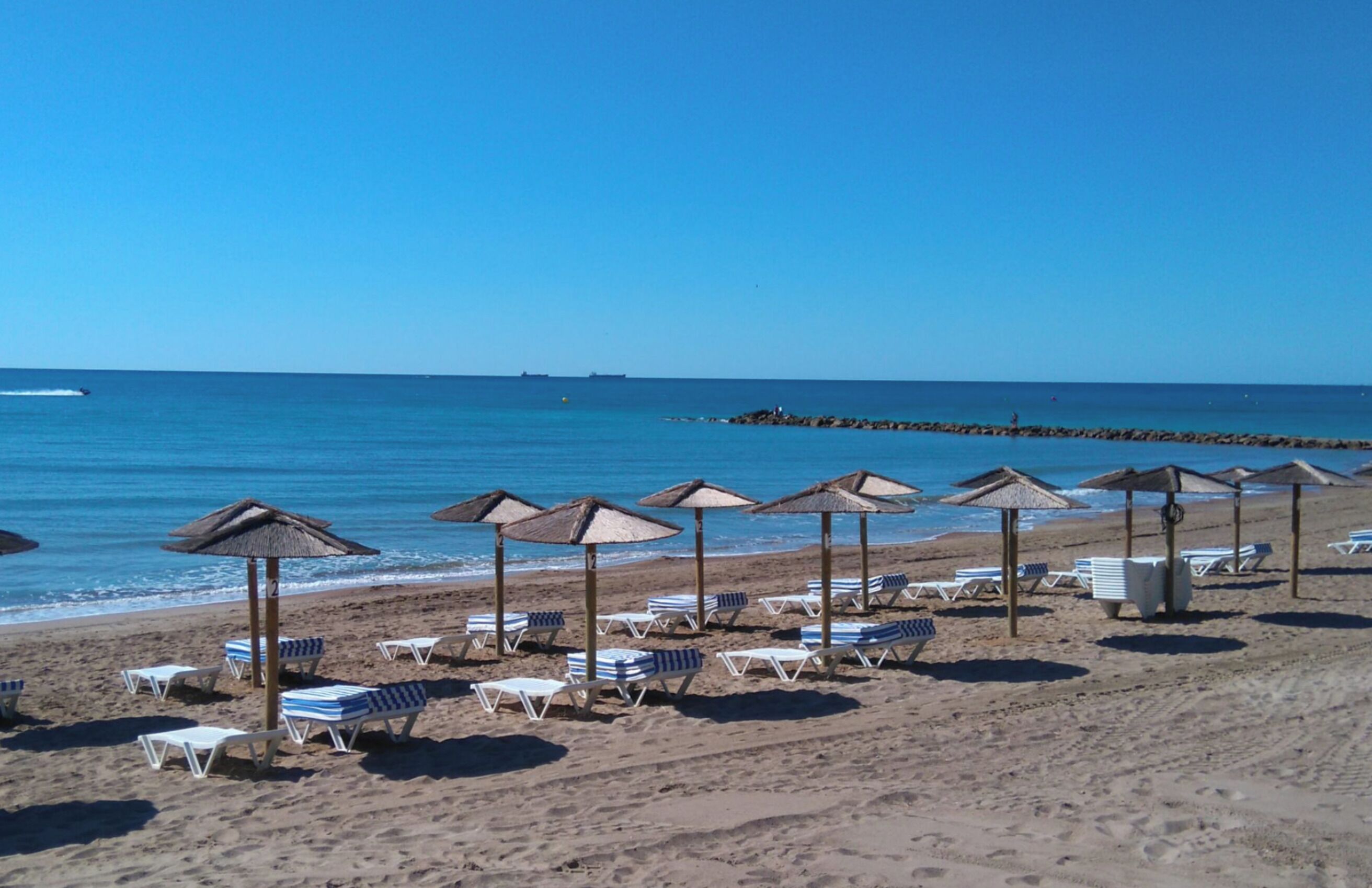 Plage, chaises longues, serviettes de plage