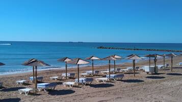 Plage, chaises longues, serviettes de plage