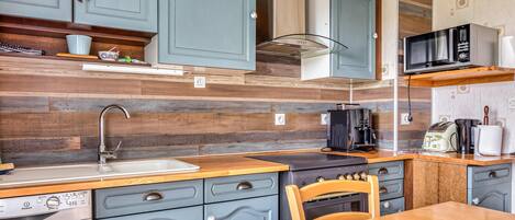 Een koelkast, een oven, een kookplaat, een vaatwasser